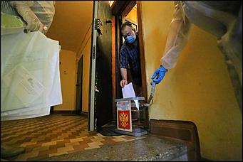 1 июль 2020 г., Барнаул   Кто с медведем, кто с детьми. Как Барнаул голосует по поправкам в Конституцию 