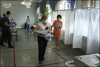 1 июль 2020 г., Барнаул   Кто с медведем, кто с детьми. Как Барнаул голосует по поправкам в Конституцию 