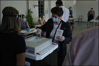 1 июль 2020 г., Барнаул   Кто с медведем, кто с детьми. Как Барнаул голосует по поправкам в Конституцию 