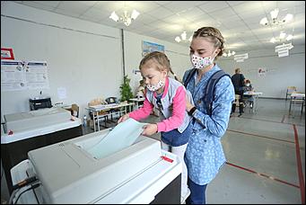 1 июль 2020 г., Барнаул   Кто с медведем, кто с детьми. Как Барнаул голосует по поправкам в Конституцию 