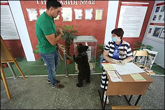 1 июль 2020 г., Барнаул   Кто с медведем, кто с детьми. Как Барнаул голосует по поправкам в Конституцию 