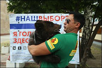 1 июль 2020 г., Барнаул   Кто с медведем, кто с детьми. Как Барнаул голосует по поправкам в Конституцию 