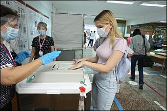 1 июль 2020 г., Барнаул   Кто с медведем, кто с детьми. Как Барнаул голосует по поправкам в Конституцию 