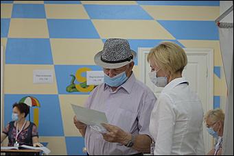 1 июль 2020 г., Барнаул   Кто с медведем, кто с детьми. Как Барнаул голосует по поправкам в Конституцию 