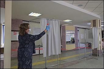 1 июль 2020 г., Барнаул   Кто с медведем, кто с детьми. Как Барнаул голосует по поправкам в Конституцию 