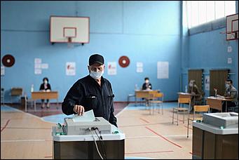 1 июль 2020 г., Барнаул   Кто с медведем, кто с детьми. Как Барнаул голосует по поправкам в Конституцию 