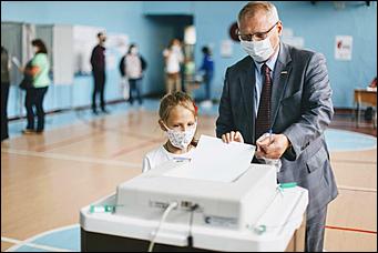 1 июль 2020 г., Барнаул   Кто с медведем, кто с детьми. Как Барнаул голосует по поправкам в Конституцию 