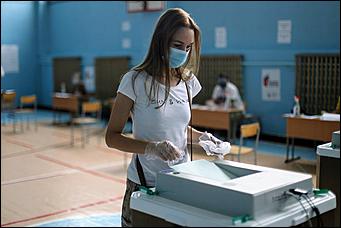 1 июль 2020 г., Барнаул   Кто с медведем, кто с детьми. Как Барнаул голосует по поправкам в Конституцию 