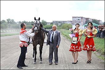 18 - 19 августа 2012 г., Барнаул   Автоцентр АНТ - официальный дилер Hyundai посетил конные бега на "Кубке губернатора 2012"
