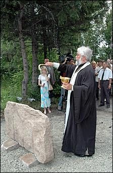 5 июля 2006 г., Барнаул   Освящение камня в фундамент Иоанно-Предтеченского храма 