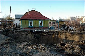 Обрушение водяного коллектора <br>06.04.06 г.Барнаул   <P><FONT style="BACKGROUND-COLOR: #e0dfe3" size=3></FONT>&nbsp;</P>