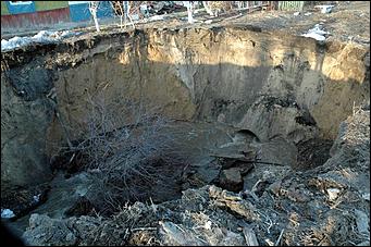 Обрушение водяного коллектора <br>06.04.06 г.Барнаул   <P><FONT style="BACKGROUND-COLOR: #e0dfe3" size=3></FONT>&nbsp;</P>