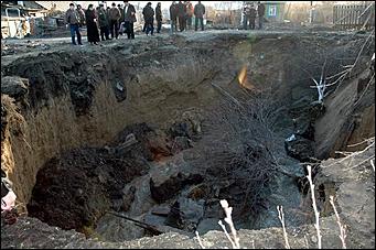 Обрушение водяного коллектора <br>06.04.06 г.Барнаул   <P><FONT style="BACKGROUND-COLOR: #e0dfe3" size=3></FONT>&nbsp;</P>