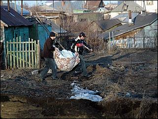 Обрушение водяного коллектора <br>06.04.06 г.Барнаул   <P><FONT style="BACKGROUND-COLOR: #e0dfe3" size=3></FONT>&nbsp;</P>