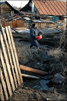 Обрушение водяного коллектора <br>06.04.06 г.Барнаул   <P><FONT style="BACKGROUND-COLOR: #e0dfe3" size=3></FONT>&nbsp;</P>