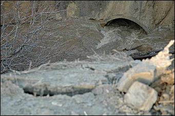 Обрушение водяного коллектора <br>06.04.06 г.Барнаул   <P><FONT style="BACKGROUND-COLOR: #e0dfe3" size=3></FONT>&nbsp;</P>