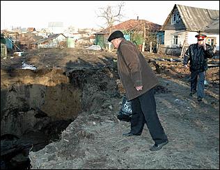 Обрушение водяного коллектора <br>06.04.06 г.Барнаул   <P><FONT style="BACKGROUND-COLOR: #e0dfe3" size=3></FONT>&nbsp;</P>