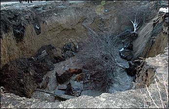 Обрушение водяного коллектора <br>06.04.06 г.Барнаул   <P><FONT style="BACKGROUND-COLOR: #e0dfe3" size=3></FONT>&nbsp;</P>