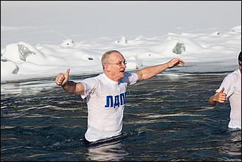 11 февраль 2016 г., Барнаул © Амител Вячеслав Мельников   ЛДПР провела в Барнауле ледяной заплыв против роста цен на лекарства