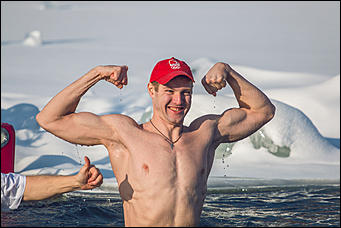 11 февраль 2016 г., Барнаул © Амител Вячеслав Мельников   ЛДПР провела в Барнауле ледяной заплыв против роста цен на лекарства