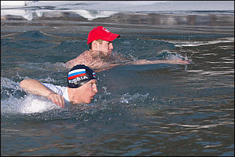 11 февраль 2016 г., Барнаул © Амител Вячеслав Мельников   ЛДПР провела в Барнауле ледяной заплыв против роста цен на лекарства