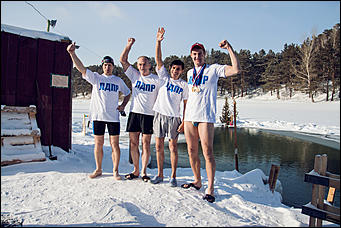 11 февраль 2016 г., Барнаул © Амител Вячеслав Мельников   ЛДПР провела в Барнауле ледяной заплыв против роста цен на лекарства