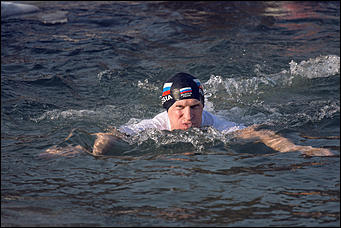 11 февраль 2016 г., Барнаул © Амител Вячеслав Мельников   ЛДПР провела в Барнауле ледяной заплыв против роста цен на лекарства