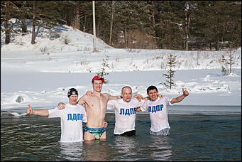 11 февраль 2016 г., Барнаул © Амител Вячеслав Мельников   ЛДПР провела в Барнауле ледяной заплыв против роста цен на лекарства