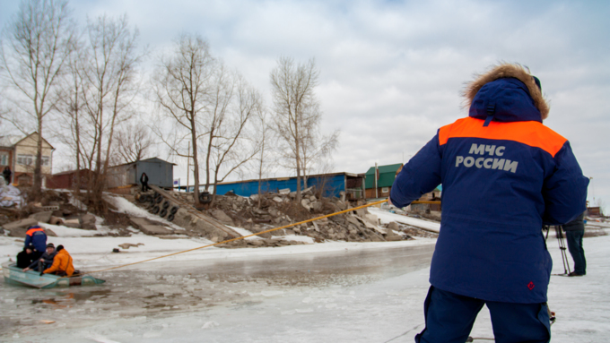 23 март 2016 г., Барнаул &copy; Амител Вячеслав Мельников   Фоторепортаж на реке Обь. МЧС проверило толщину льда.   
