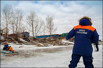 23 март 2016 г., Барнаул © Амител Вячеслав Мельников   Фоторепортаж на реке Обь. МЧС проверило толщину льда.   