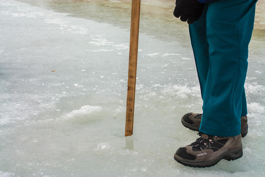 Толщина льда для катания. Прочный лед. Прочность льда. Удар по льду. Признаки прочности льда.