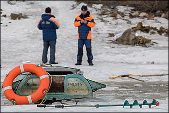 23 март 2016 г., Барнаул © Амител Вячеслав Мельников   Фоторепортаж на реке Обь. МЧС проверило толщину льда.   