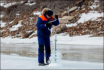23 март 2016 г., Барнаул © Амител Вячеслав Мельников   Фоторепортаж на реке Обь. МЧС проверило толщину льда.   