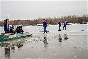 23 март 2016 г., Барнаул © Амител Вячеслав Мельников   Фоторепортаж на реке Обь. МЧС проверило толщину льда.   