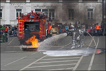 30 апрель 2016 г., Барнаул   Противостояние огня и пены. МЧС устроило шоу на площади Победы