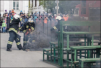 30 апрель 2016 г., Барнаул   Противостояние огня и пены. МЧС устроило шоу на площади Победы