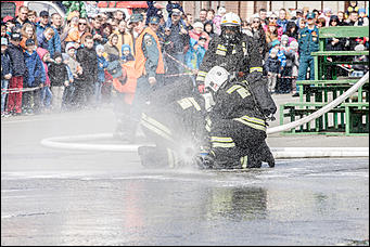 30 апрель 2016 г., Барнаул   Противостояние огня и пены. МЧС устроило шоу на площади Победы