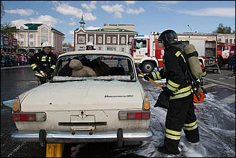 30 апрель 2016 г., Барнаул   Противостояние огня и пены. МЧС устроило шоу на площади Победы
