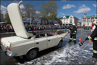 30 апрель 2016 г., Барнаул   Противостояние огня и пены. МЧС устроило шоу на площади Победы