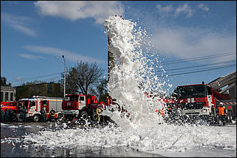 30 апрель 2016 г., Барнаул   Противостояние огня и пены. МЧС устроило шоу на площади Победы