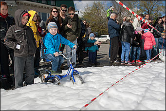 30 апрель 2016 г., Барнаул   Противостояние огня и пены. МЧС устроило шоу на площади Победы