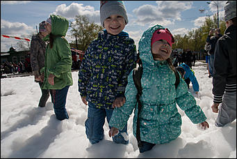 30 апрель 2016 г., Барнаул   Противостояние огня и пены. МЧС устроило шоу на площади Победы