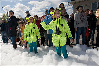 30 апрель 2016 г., Барнаул   Противостояние огня и пены. МЧС устроило шоу на площади Победы