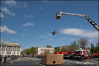 30 апрель 2016 г., Барнаул   Противостояние огня и пены. МЧС устроило шоу на площади Победы