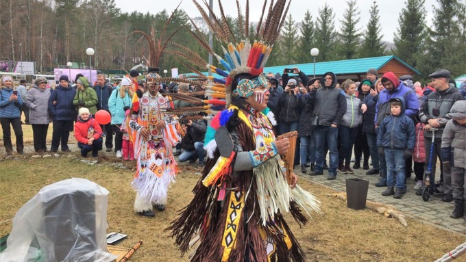 2.05.2019   Снег, цветущий маральник и безудержное веселье: на Алтае открыли летний турсезон