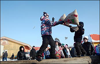 18 февраля, Новотырышкино   22 тысячи блинов и масленичный столб: как Масленица выгоняла зиму на Алтае