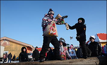 18 февраля, Новотырышкино   22 тысячи блинов и масленичный столб: как Масленица выгоняла зиму на Алтае