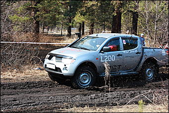 24 апреля 2010 г., Барнаул   "Апрельский кураж" от АКОО «Алтай off road» и  официального дилера Mitsubishi в Алтайском крае - Автоцентра АНТ.