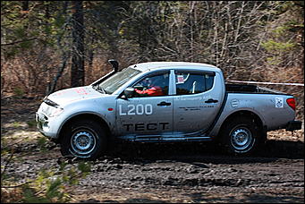 24 апреля 2010 г., Барнаул   "Апрельский кураж" от АКОО «Алтай off road» и  официального дилера Mitsubishi в Алтайском крае - Автоцентра АНТ.
