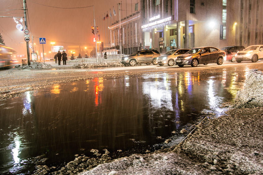 Растаяли почти. Амстердам Новосибирск отражение в луже. Отражение домов в луже. Аллея Золотая лужа отражение. Новогодний Барнаул 2024.